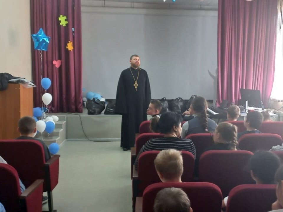 Встреча отца Владимира (Гусева) с ребятами.