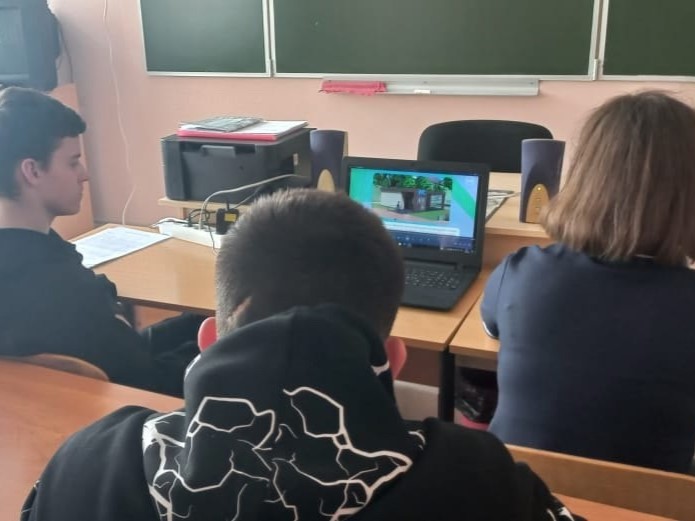 Профессии директор по сервису и качеству и гид-экскурсовод.